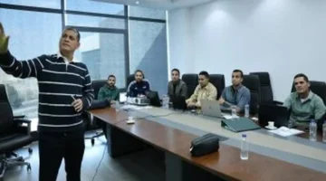 أوسكار رويز يحاضر 80 حكماً لتجهيز إدارة مباريات الدوري بنظام جديد